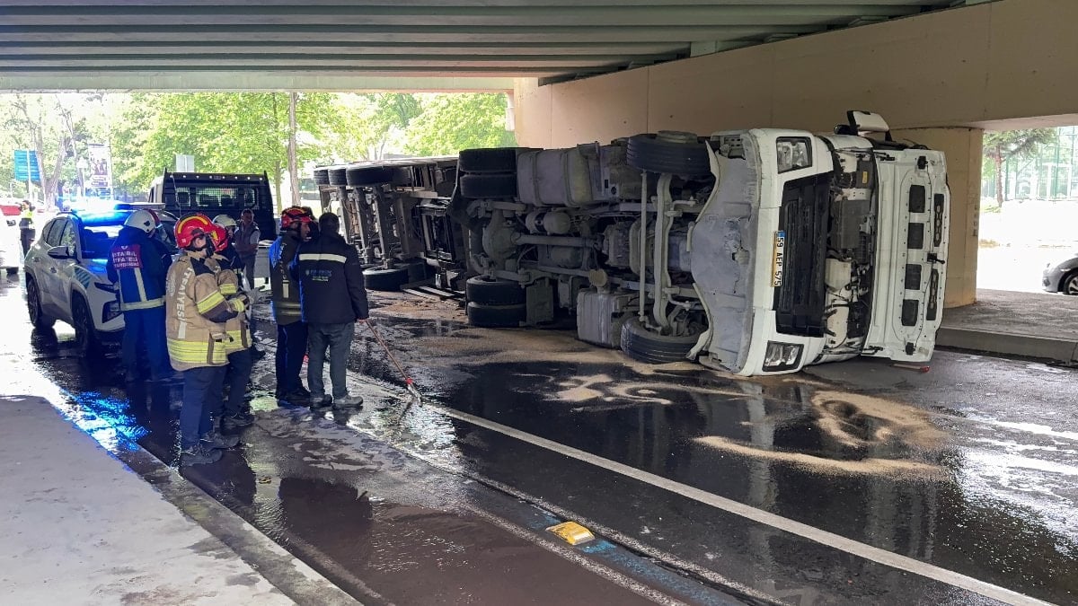 Bakırköy’de tır üstgeçide çarptı: Araç devrildi, sürücü yaralandı
