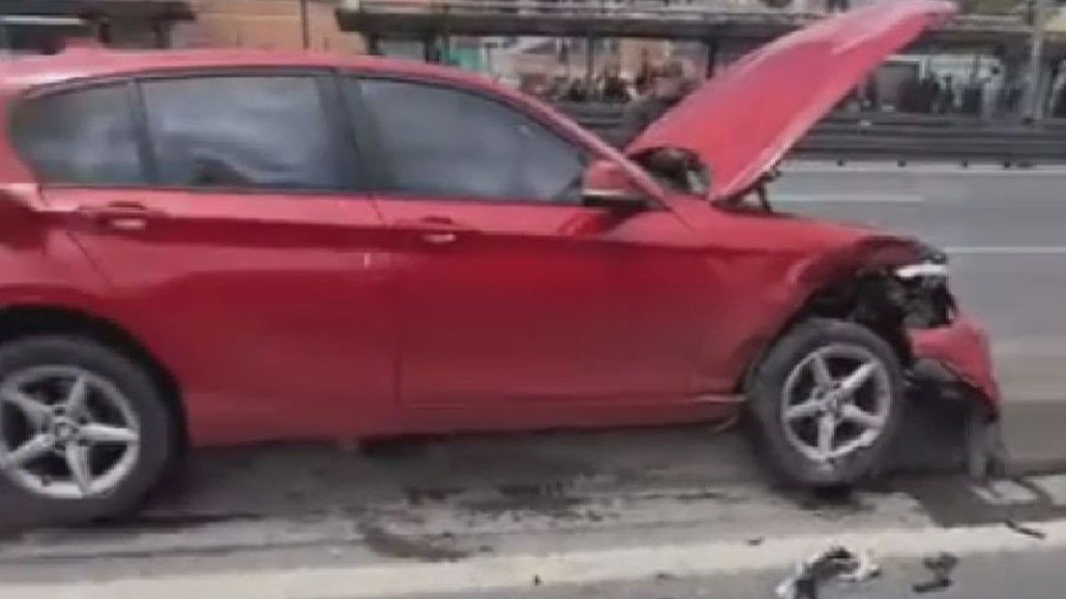 İstanbul'da otomobilin çarptığı aydınlatma direği, başka bir aracın üzerine devrildi