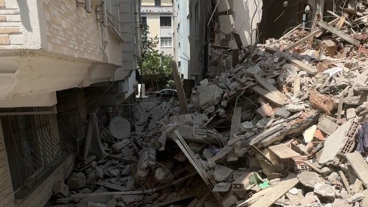 İstanbul'da yıkımda yan bina hasar aldı