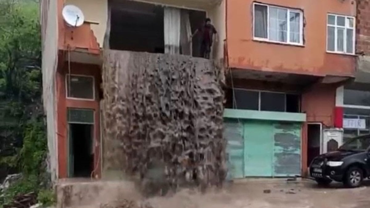 Ordu'da evin balkonundan akan sel suları kameraya yansıdı
