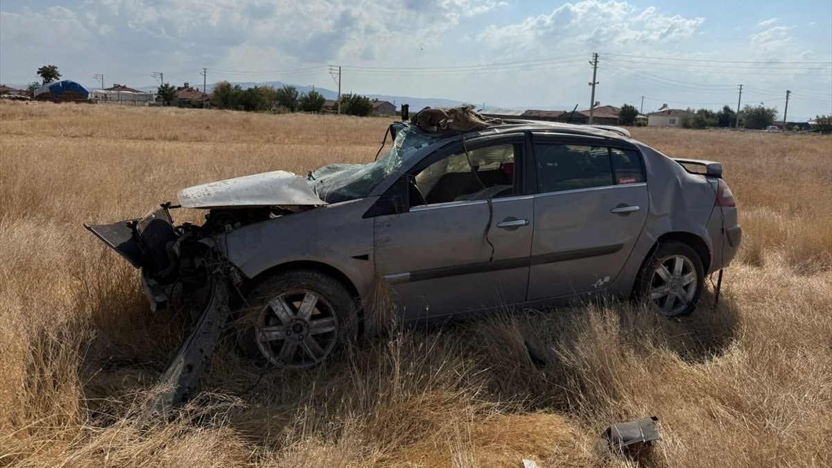 Afyonkarahisar'da şarampole devrilen otomobilin sürücüsü yaşamını yitirdi