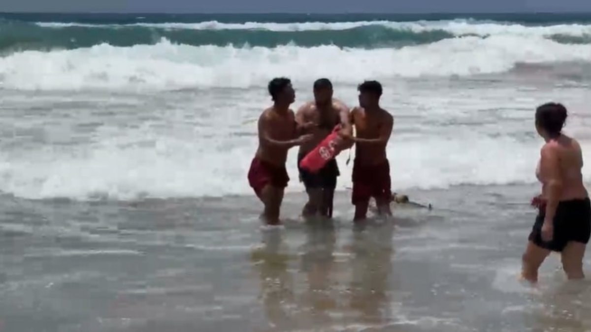 Antalya'da boğulma tehlikesi geçiren tatilciyi cankurtaranlar kurtardı