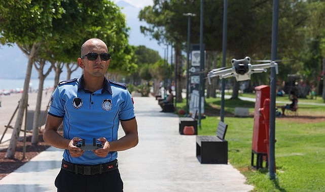 Büyükşehir zabıtası Konyaaltı Sahili'nde dron desteğiyle denetimlerini sürdürüyor