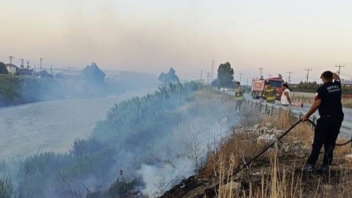 Hatay'da sazlık alanda korkutan yangın