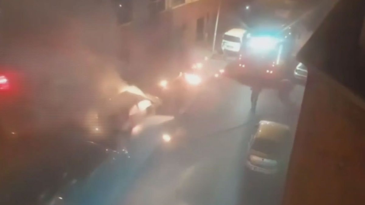 İstanbul'da park halindeki otomobilin üzerine tiner dökerek ateşe verdi
