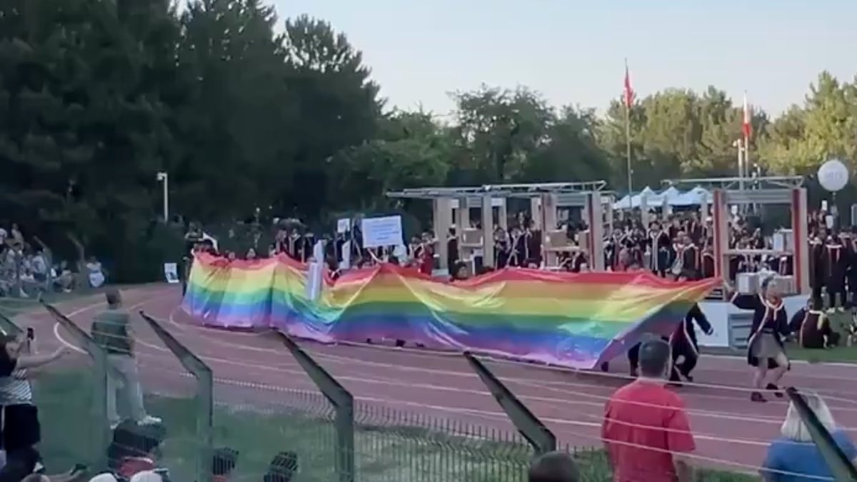 ODTÜ mezuniyet töreninde LGBT bayrağı açıldı
