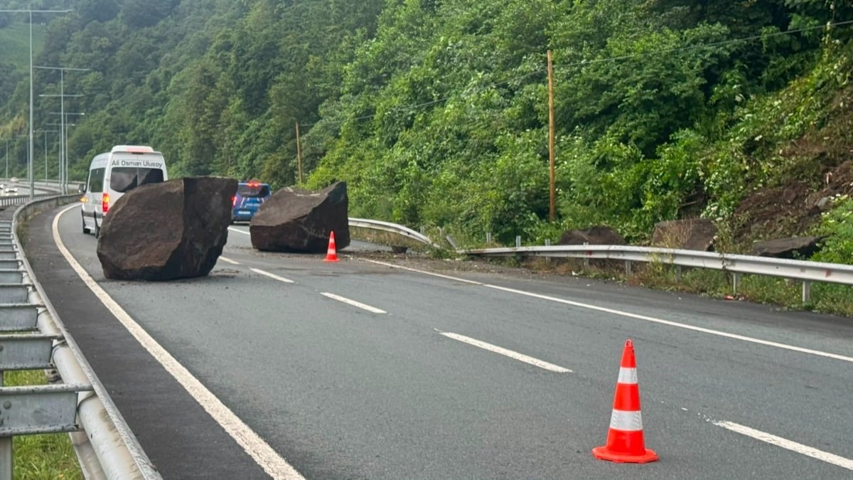 Rize'de yamaçtan kopan dev kayalar Karadeniz Sahil Yolu’na düştü