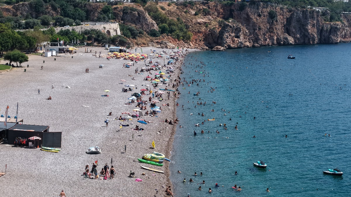 Antalya'da termometreler 40 dereceyi gösterdi: Kent merkezi boş kaldı