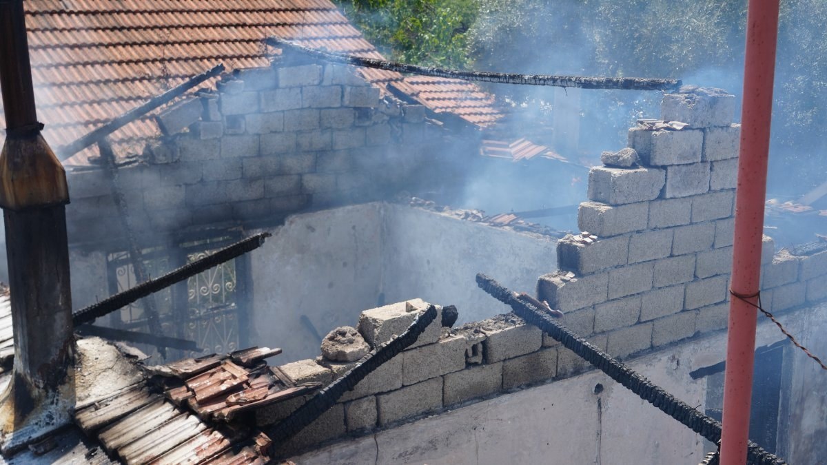 Antalya'da yangının ele geçirdiği gecekondu kullanılamaz hale geldi