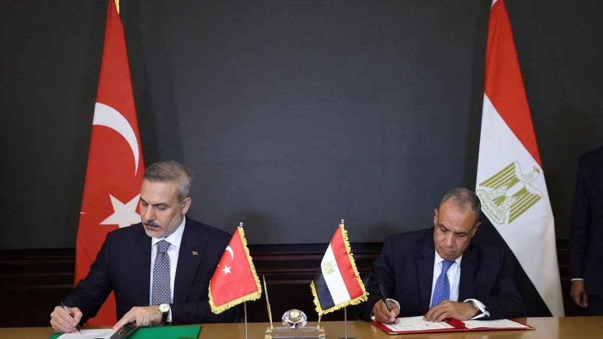 Hakan Fidan, Mısır'da çeşitli alanlarda iş birliğine ilişkin üç belge imzaladı