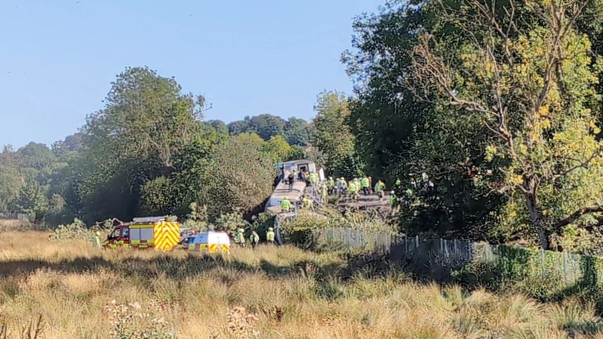 İngiltere'de yolcu treni raydan çıktı: 2'si ağır 11 yaralı