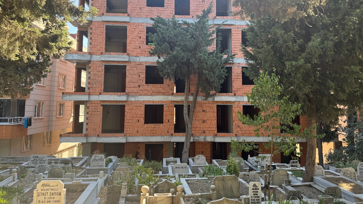 İstanbul'da mezarlık manzaralı sıfır daireler gündem oldu