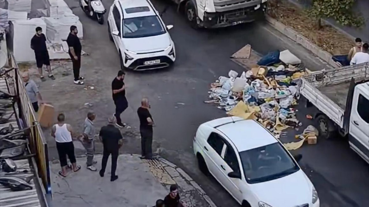 İzmir'de çöp sorununu 'eyleme' döktü: Alınmayan çöpleri yolun ortasına taşıdı
