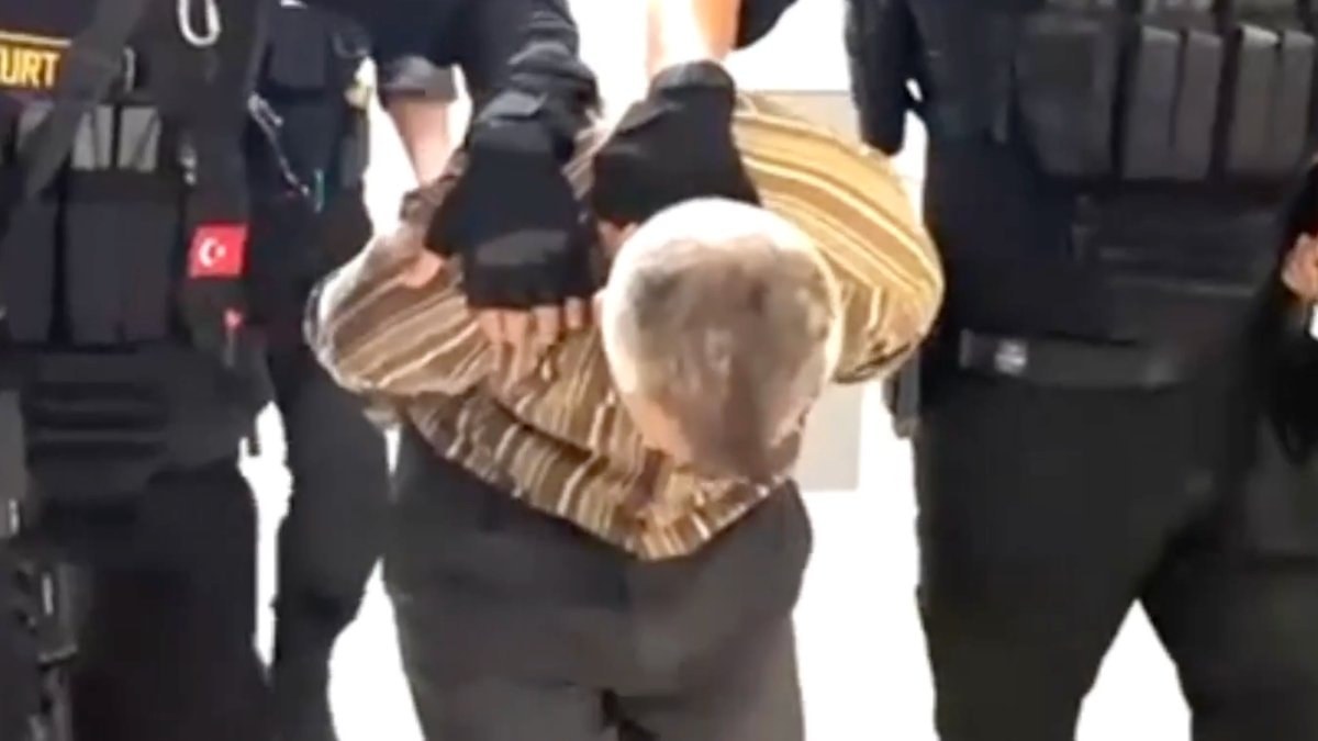 Kırmızı bültenle aranan FETÖ'cü Burkay Karatepe'nin yakalanma görüntüleri paylaşıldı