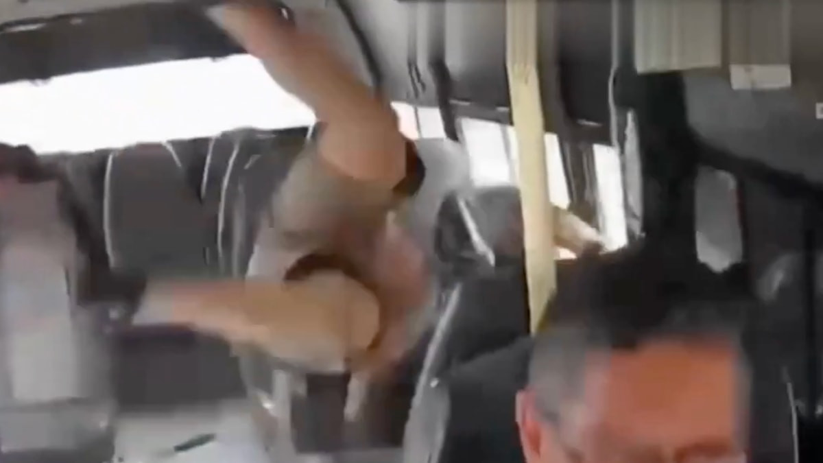 Kolombiya'da şans eseri dolmuşa çarpmadı: Koltuğa savruldu