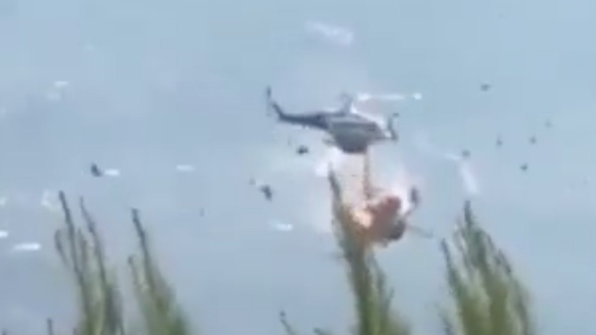 Yunanistan'da yangın söndürme operasyonundaki iki helikopter havada çarpıştı