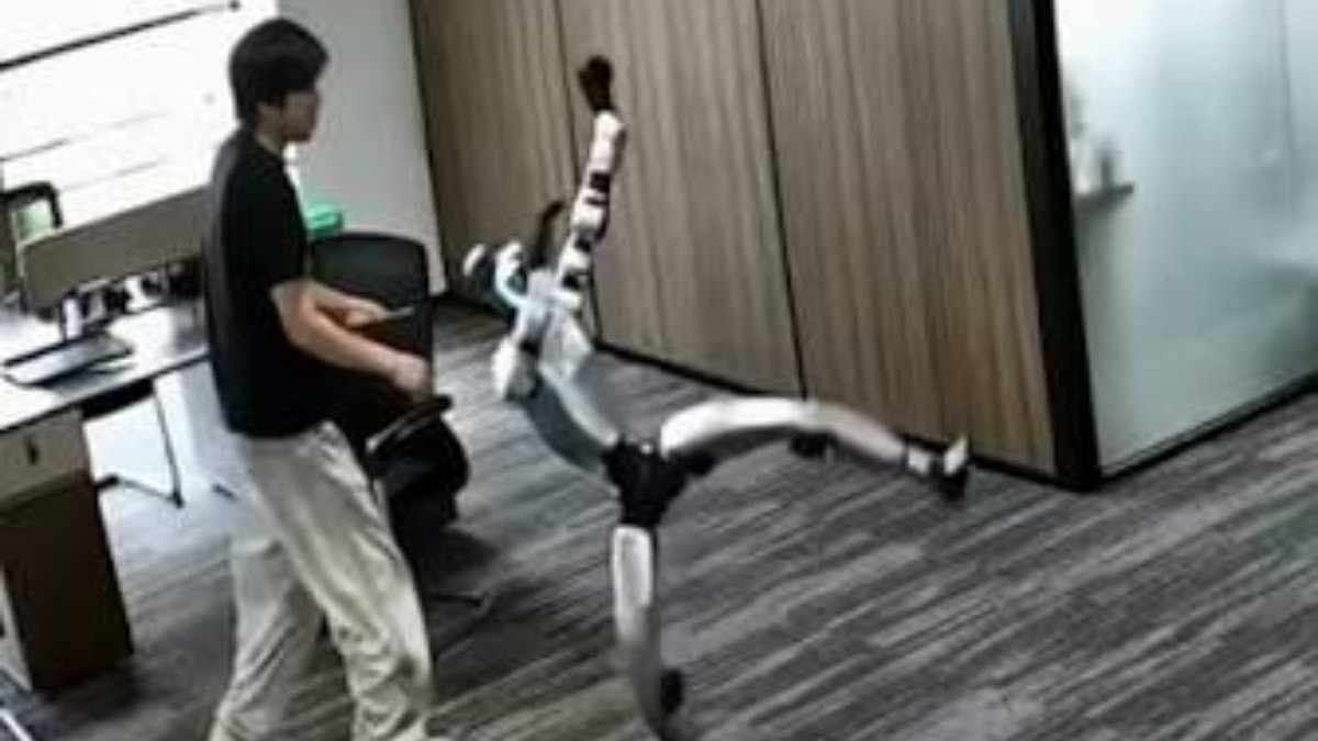 Çin’de insansı robot gösterisinde şaşırtan anlar: Geliştiricisine tekme attı