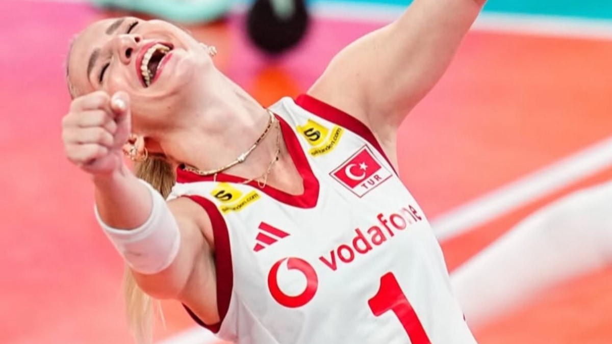 Gizem Örge'nin kutlama yemeğinde! Tarzına yorum yağdı