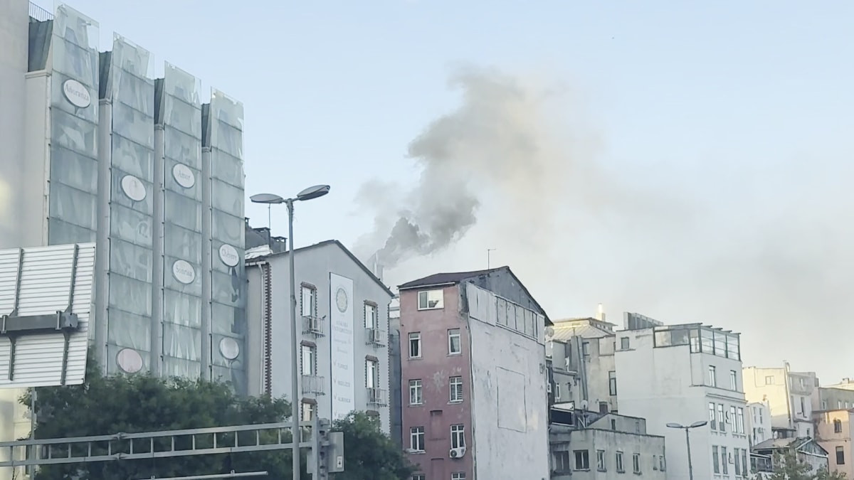 İstanbul'daki 6 katlı iş yeri alevlere teslim oldu: Yoğun müdahale sonrası söndürüldü