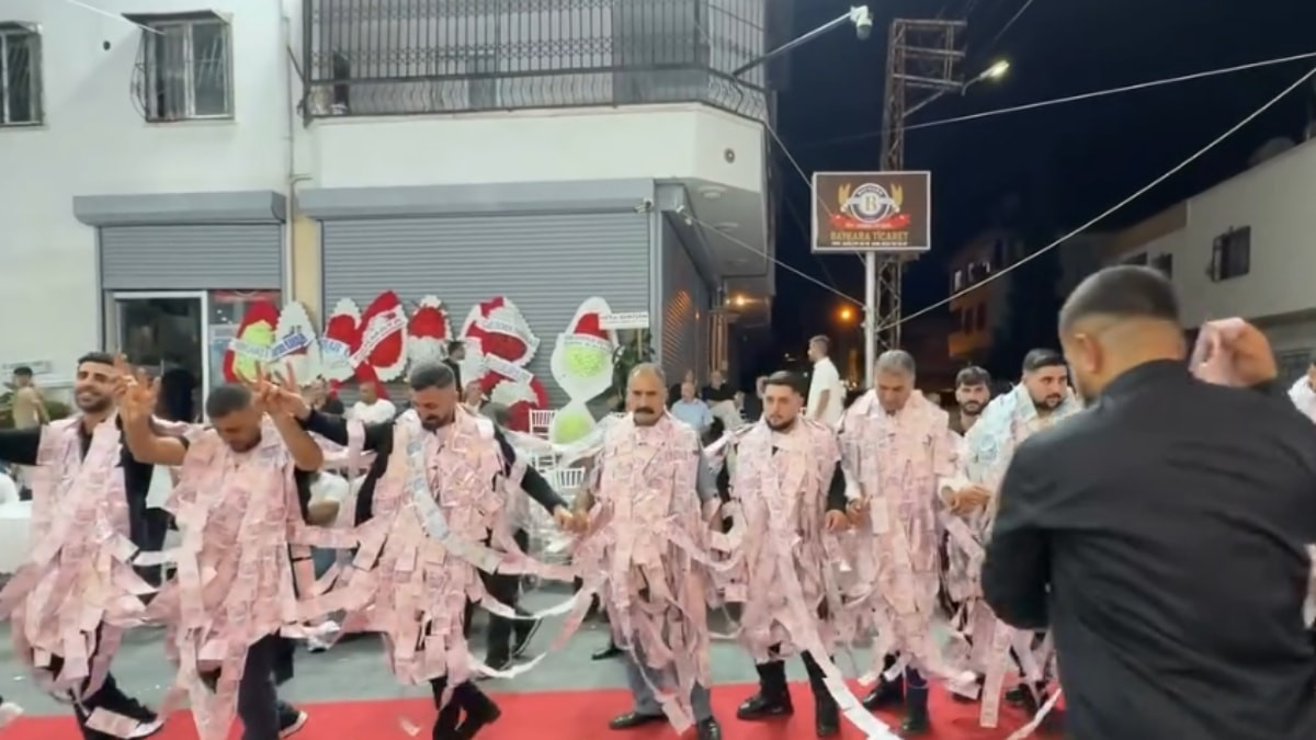 Mersin'de aşiret düğününde toplanan paralar dikkat çekti