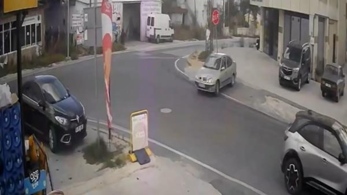 Tekirdağ'da geri manevra yaparken 'DUR' tabelasına çarptı, öfkesini tabeladan çıkardı