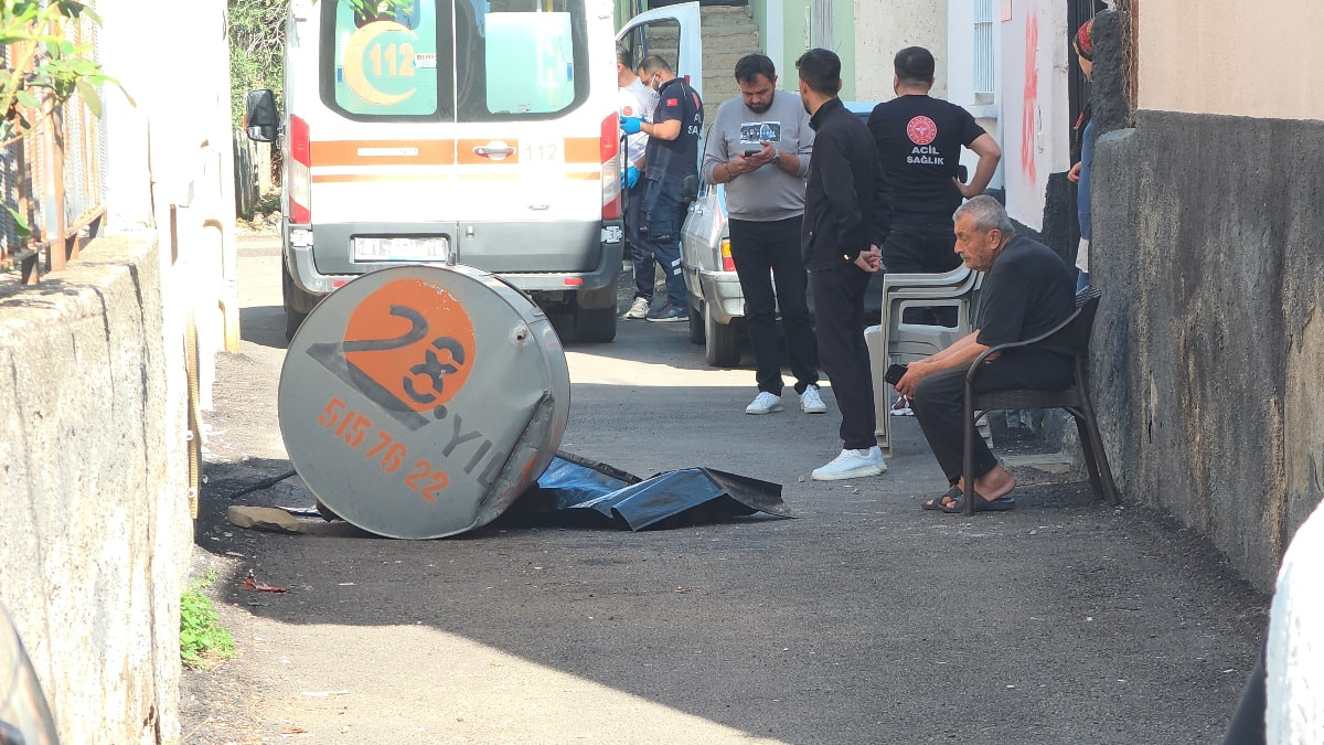 Adana’da tamir etmeye çalıştığı su deposuyla birlikte damdan düşen adam hayatını kaybetti