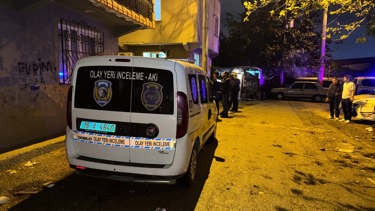 Bursa’da 15 yıl hapis cezasıyla aranan arkadaşını yakalatmamak için havaya ateş açtı