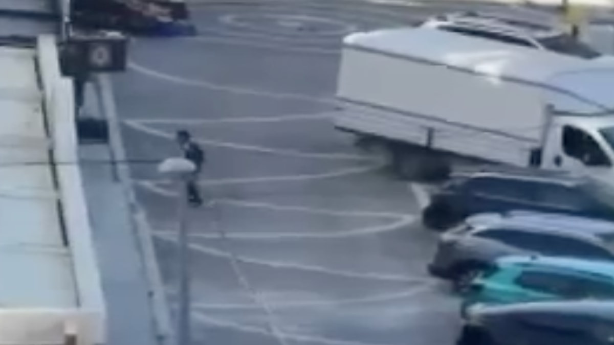 Esenyurt'ta kuyumcuya silahlı saldırı: Gasp ettiği araçla kaçtı