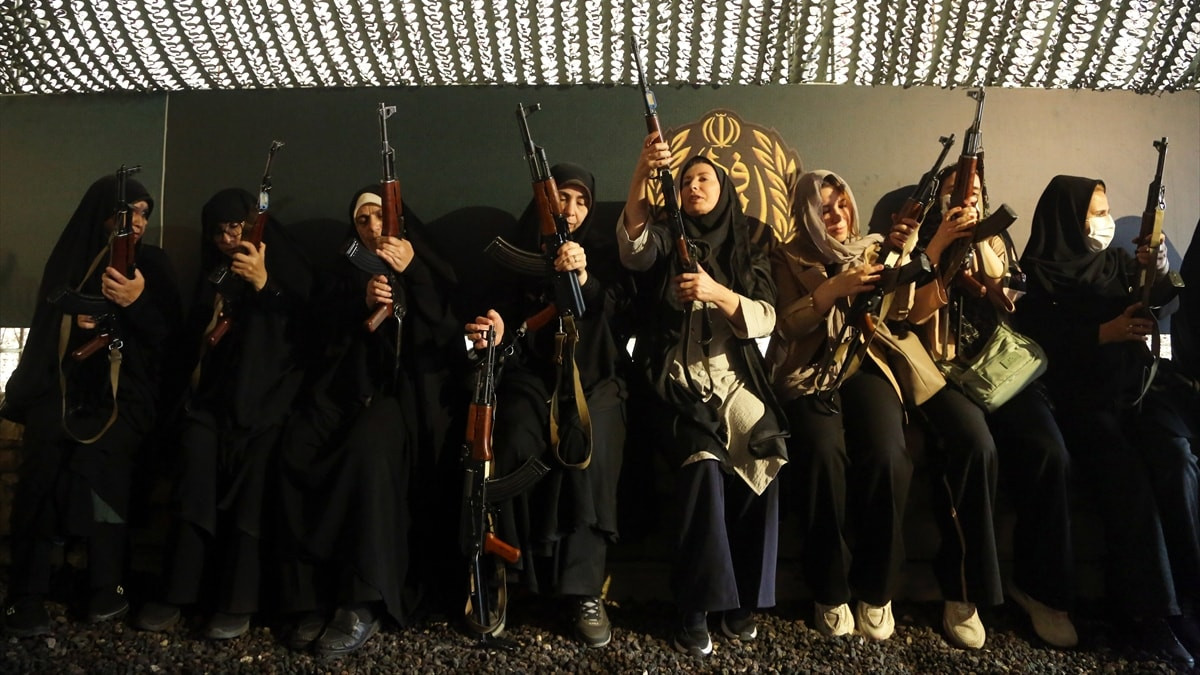 İran'da vatandaşlara silah eğitimi veriliyor