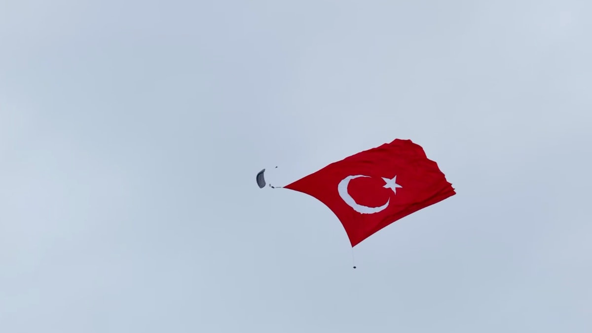 MSB paylaştı: 3 bin metrekarelik Türk bayrağı gökyüzünde dalgalandırıldı