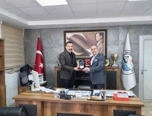 TİMBİR'den Hatay Arsuz Belediye Başkanı Sami Üstün'e plaket