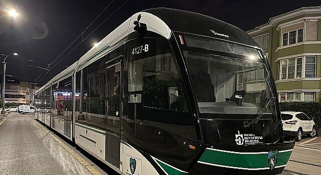 9. tramvay raylara indi, son araç yolda