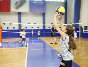 İBB Spor Okulları Yaz Döneminde de On Binlerce Çocuğu Sporla Buluşturuyor