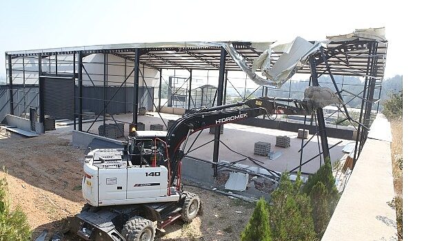 Kayapa’da iki kaçak yapı yıkıldı