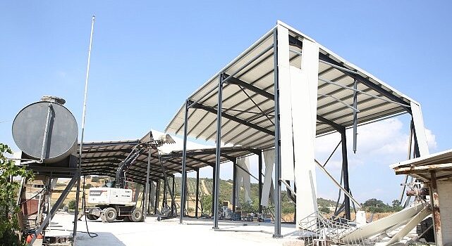 Yolçatı Mahallesi’nde kaçak iş yeri yıkıldı