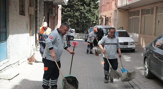 Zeytinburnu Sokaklarında Serinleten Yaz Temizliği