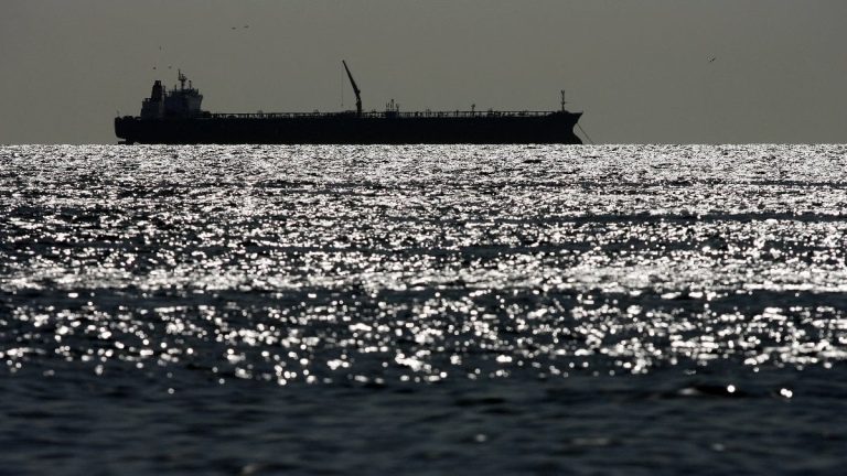 ABD Sahil Güvenliğinden kaçan tankerin mürettebatı gemiye Rus bayrağı çizdi