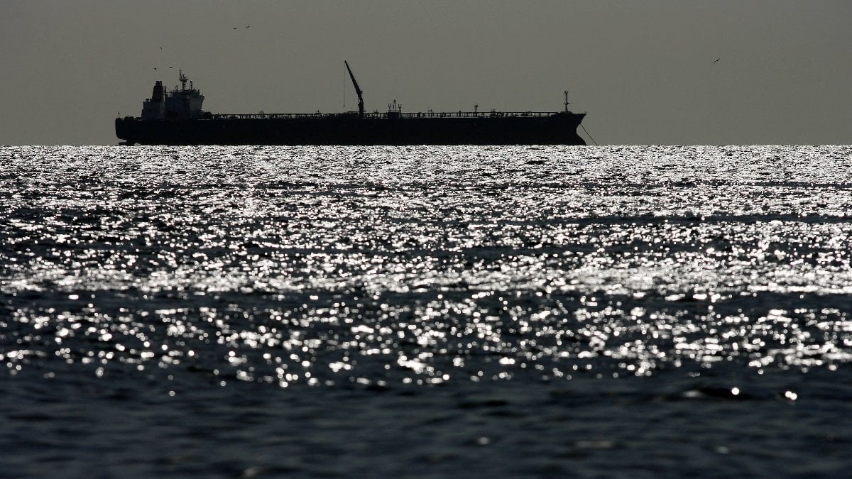 ABD Sahil Güvenliğinden kaçan tankerin mürettebatı gemiye Rus bayrağı çizdi