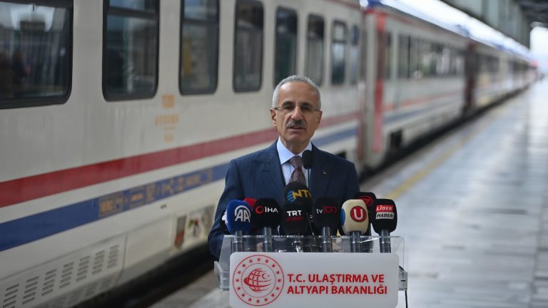 Abdulkadir Uraloğlu: Turistik Doğu Ekspresi sezonun ilk seferine yarın çıkıyor