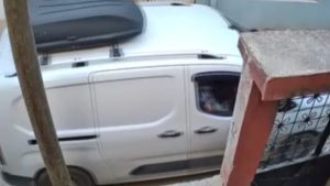 Adana’da kargocunun paketi aracından inmeyip bahçeye fırlattığı anlar kameraya yansıdı