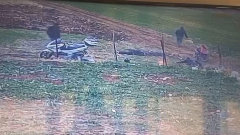 Adıyaman’da madde etkisindeki şahısların tek tek yere yığıldığı anlar kameraya yansıdı