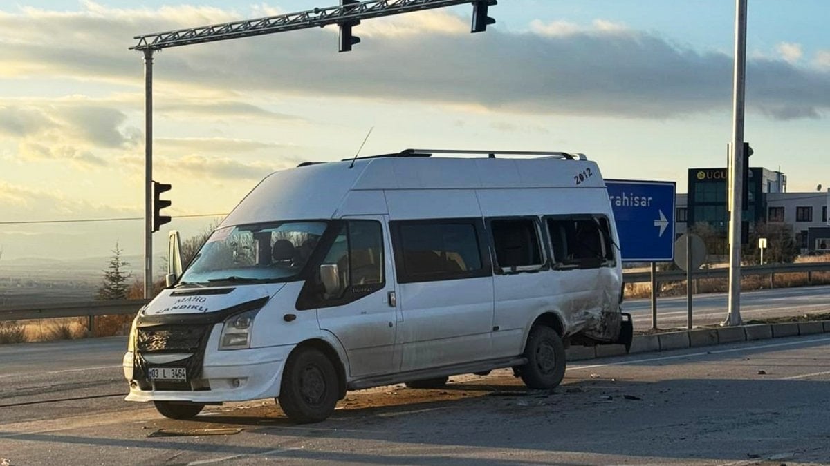 Afyonkarahisar’da öğrenci minibüsü kazaya karıştı