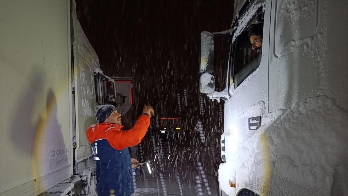 Ağrı Tendürek’te tipi nedeniyle onlarca araç yolda kaldı