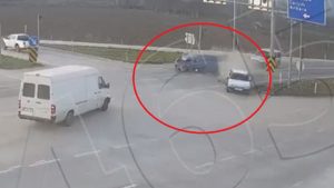 Amasya’da kırmızı ışıkta bekleyen otomobile arkadan otomobil çarptı