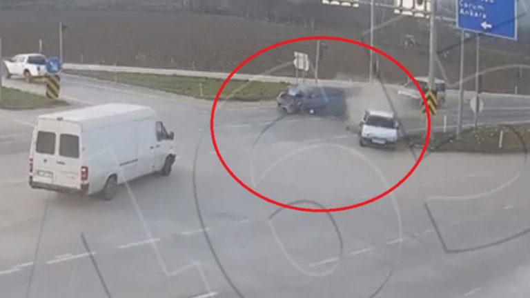 Amasya’da kırmızı ışıkta bekleyen otomobile arkadan otomobil çarptı