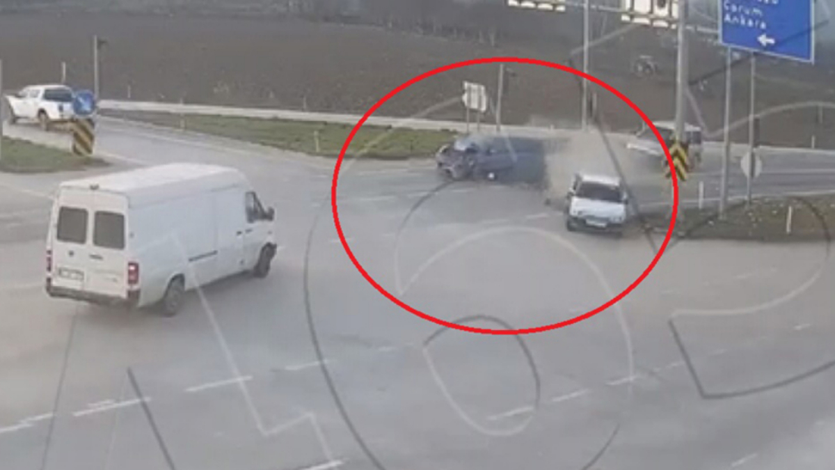 Amasya’da kırmızı ışıkta bekleyen otomobile arkadan otomobil çarptı