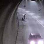 Amasya’da motosikletiyle takla atan sürücü hiçbir şey olmamış gibi yoluna devam etti