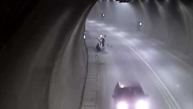 Amasya’da motosikletiyle takla atan sürücü hiçbir şey olmamış gibi yoluna devam etti