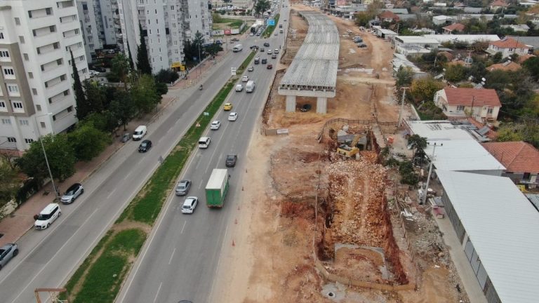 Antalya’da köprülü kavşak inşaatını durduran pide fırını yıkıldı