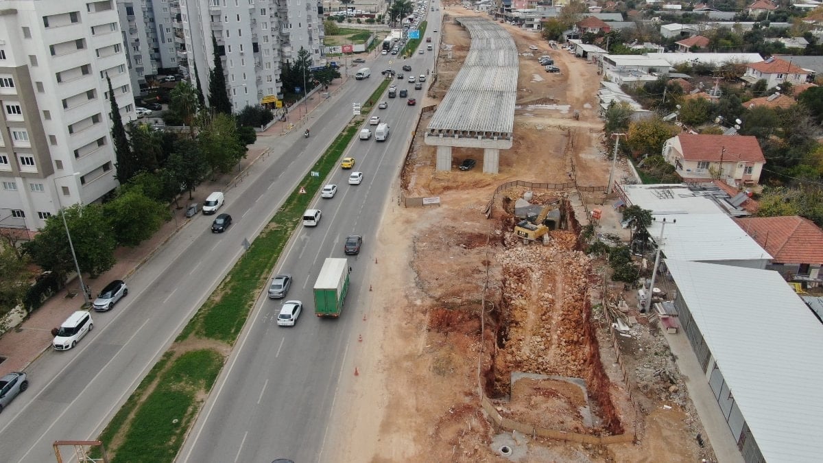 Antalya’da köprülü kavşak inşaatını durduran pide fırını yıkıldı